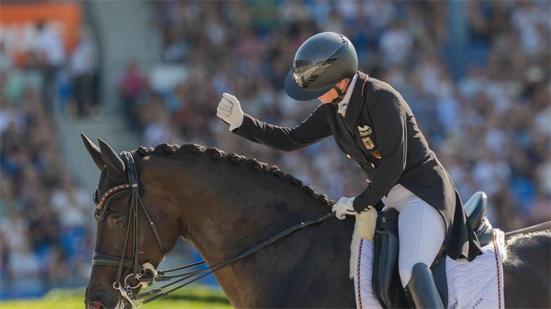 Bei 35 Grad schmilzt die Gold-Hoffnung: Bronze für Hemmer Medaille knapp verpasst: Isabell Werth