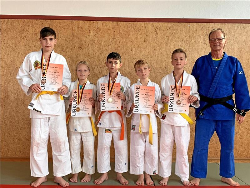 Judo-Nachwuchs des JKCS Goslar wieder erfolgreich Medaillen und Urkunden gibt es für Daniel Lamert (v.l.), Lya Wichmann, Ismail Aghasiyev, Theo Mattmann und Jonas Ortlieb. Trainer Rolf Krieger ist zufrieden. Foto: Privat