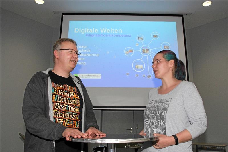 Medien-Trainer Stefan Schaper wird von der stellvertretenden Schulelternratsvorsitzenden Yasmin Höfert begrüßt. Foto: Leifeld