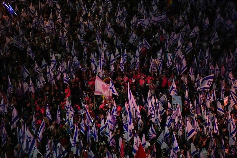 Medienberichten zufolge demonstrierten allein in Tel Aviv 100.000 Menschen gegen die Regierung.