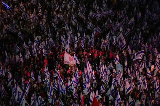 Medienberichten zufolge demonstrierten allein in Tel Aviv 100.000 Menschen gegen die Regierung.