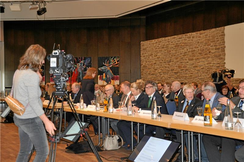 Niedersachsens Philologen verlassen im nächsten Jahr Goslar Medieninteresse garantiert: Wenn Niedersachsens Philologen in Goslar aufschlagen, sind Kameras meistens nicht fern. Schulpolitik genießt große Aufmerksamkeit in der Öffentlichkeit. Archivfoto: Heine