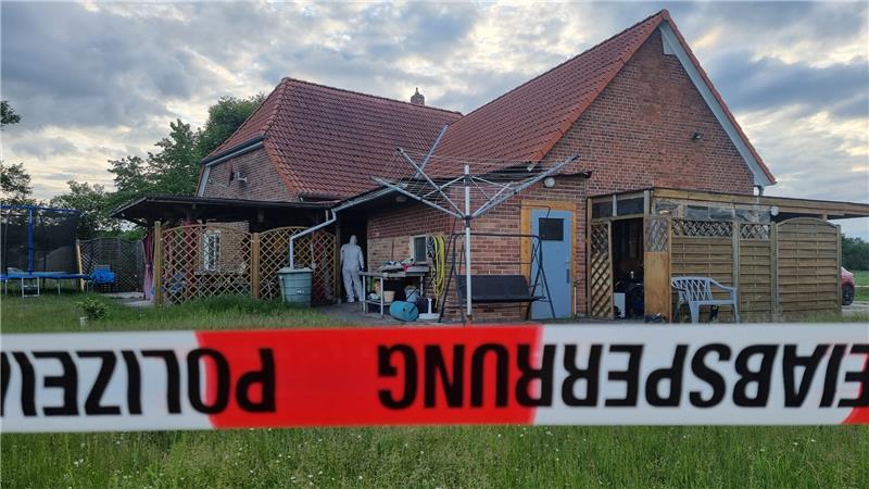 Mediennummer289231889BeschreibungEin Polizeiabsperrband ist vor einem Haus zu sehen. In einem abgelegenen Haus in Neustadt am Rübenberge bei Hannover sind am Montag zwei tote Menschen entdeckt worden. Foto: picture alliance/dpa/TNN