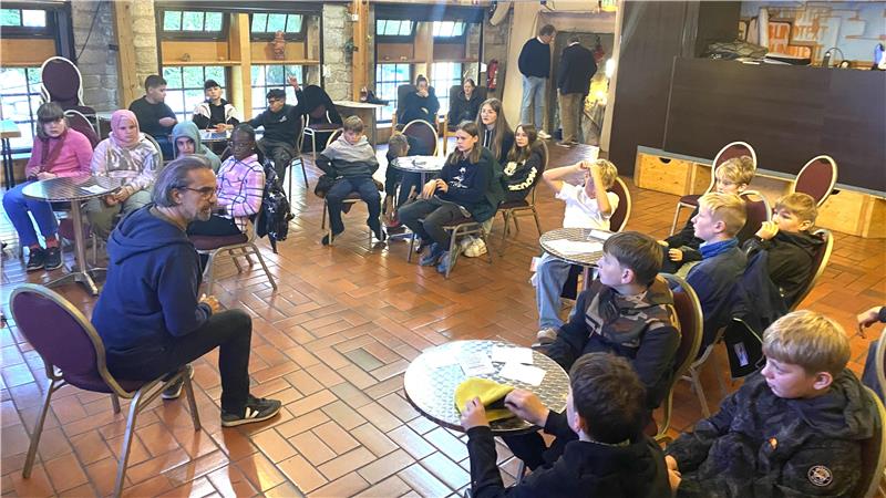 Medienreferent weiß, was Kinder über TikTok und Co wissen sollten Medienreferent Michael Roos spricht mit den Sechstklässlern des Werner-von-Siemens-Gymnasiums über die Nutzung von Sozialen Medien.