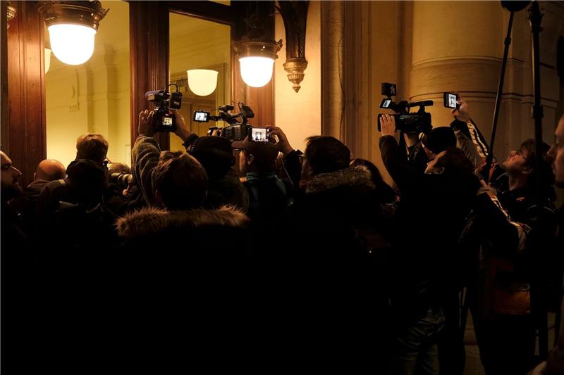 Geständnis im EU-Korruptionsskandal Medienrummel vor dem Justizpalast in Brüssel.