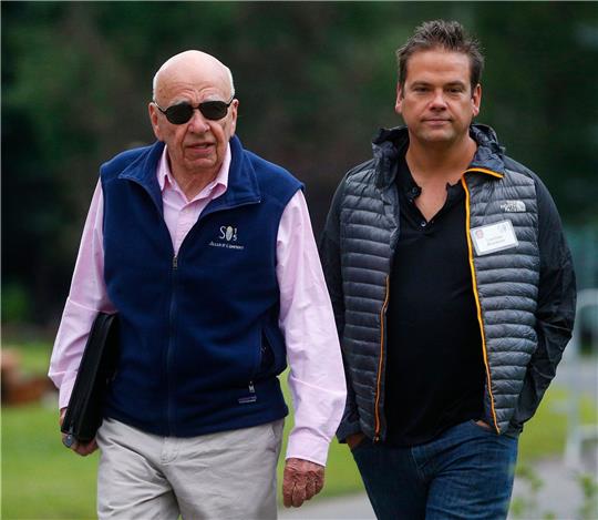 Medienunternehmer Rupert Murdoch (l) und sein Sohn Lachlan, aufgenommen vor einer Konferenz im US-Bundesstaat Idaho.