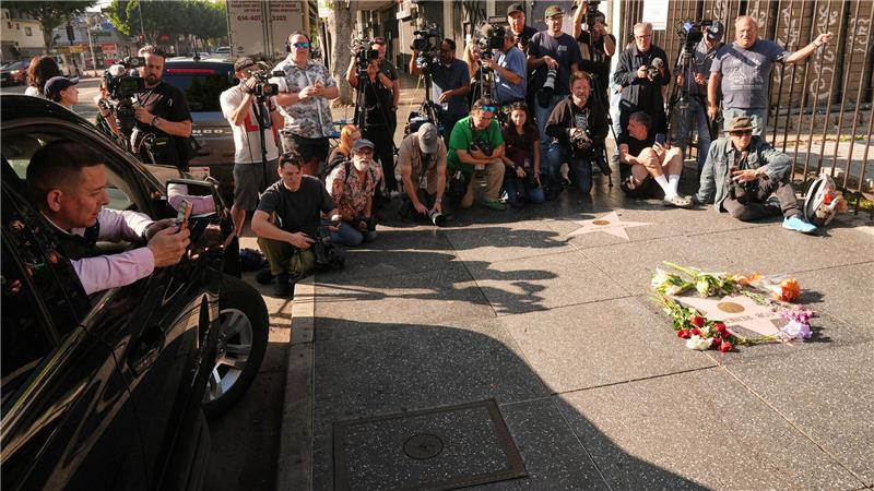 Medienvertreter versammeln sich vor dem Walk of Fame-Stern für Rob Reiner.