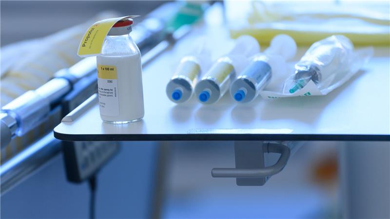 Salzgitter-Bad: Unbekannte stehlen Narkosemittel aus OP-Bereich Medikamente liegen auf einem Tisch an einem Krankenbett.