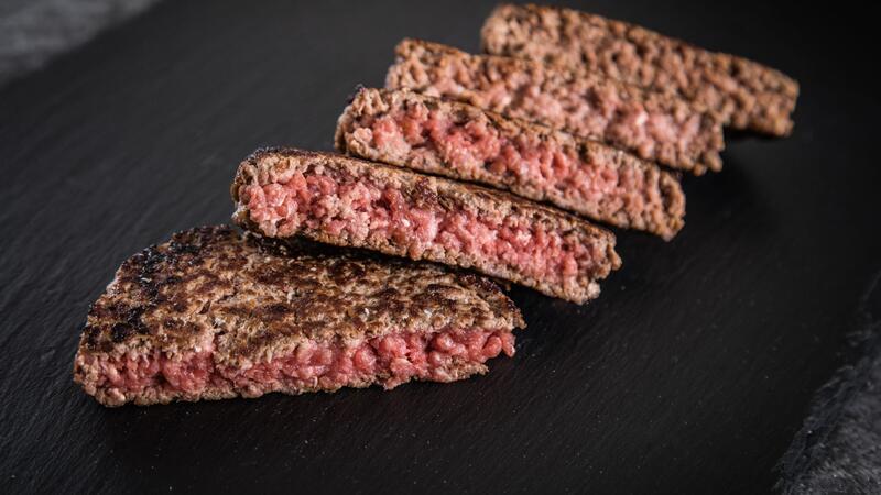 Edles Fleisch und Extras: 4 Merkmale eines Gourmet-Burgers Medium gegart schmeckt frisches Hackfleisch am intensivsten.