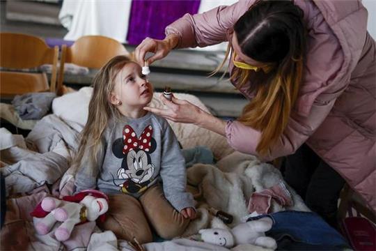 Medizinische Hilfe für die Kleinsten: Mutter und Tochter in einer Berliner Flüchtlingsunterkunft. Foto: Koall/Getty Images