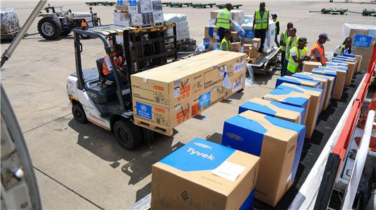 Medizinische Hilfsgüter werden in die Region des Ebola-Ausbruchs geflogen - doch noch fehlt es in vielen Orten an Material und Laborkapazitäten. (Archivbild)