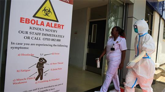Medizinisches Personal geht vor einer Ebola-Isolationsstation im Nairobi Hospital. (Archivbild)