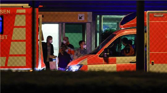 Medizinisches Personal nimmt deutsche Passagiere der „Hondius“ in den Niederlanden in Empfang.
