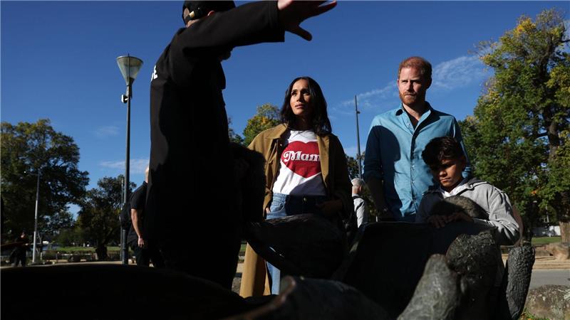 Meghan präsentierte sich in lässiger Kleidung - und einem T-Shirt mit der Aufschrift „Mama“.