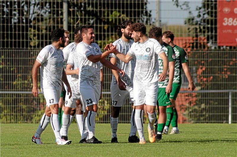 Für Oker soll es in dieser Saison noch einstellig werden Mehmed-Ali Tozlu und Amed Altekin (r.) klatschen ab. Altekin hatte den VfL Oker in der Vorsaison als Spielertrainer betreut. Nach drei Partien mit Doros Varnava zu Beginn dieser Saison an der Seitenlinie hat Tozlu übernommen. Foto: Gietemann