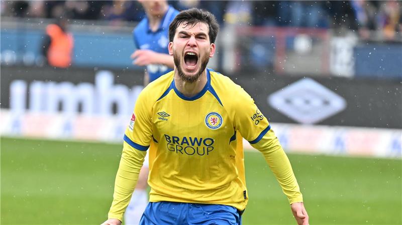 Mehmet Aydin (Eintracht Braunschweig) feiert sein Tor zum 1:0.