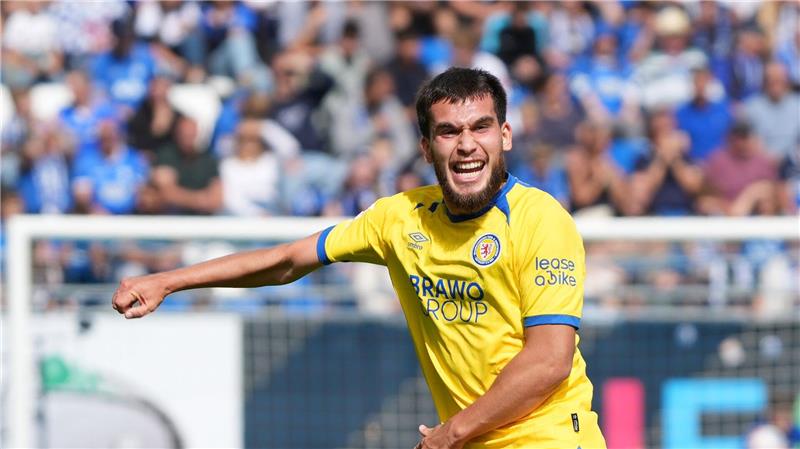 Mehmet Aydin feiert sein Tor für Braunschweig.
