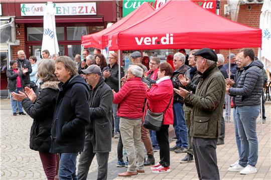 Mehr Besucher als vom DGB im Vorfeld erhofft finden den Weg zur Maikundgebung auf den Seesener Jacobson-Platz.  Fotos: Gereke