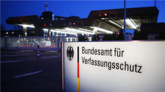 Mehr Details zu christlichen Influencern, bei denen der Verfassungsschutz  Handlungen gegen die freiheitliche demokratische Grundordnung, erkennt, gibt die Bundesregierung nicht preis. Sie begründet dies unter anderem damit, dass dies zu „Abwehrstrategien“ führen und dadurch die Erkenntnisgewinnung erschweren könnte. (Symbolbild)