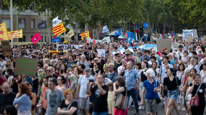 „Mehr Fahrräder, weniger Flugzeuge“ lautet eine der Forderungen der Demonstranten in Barcelona.