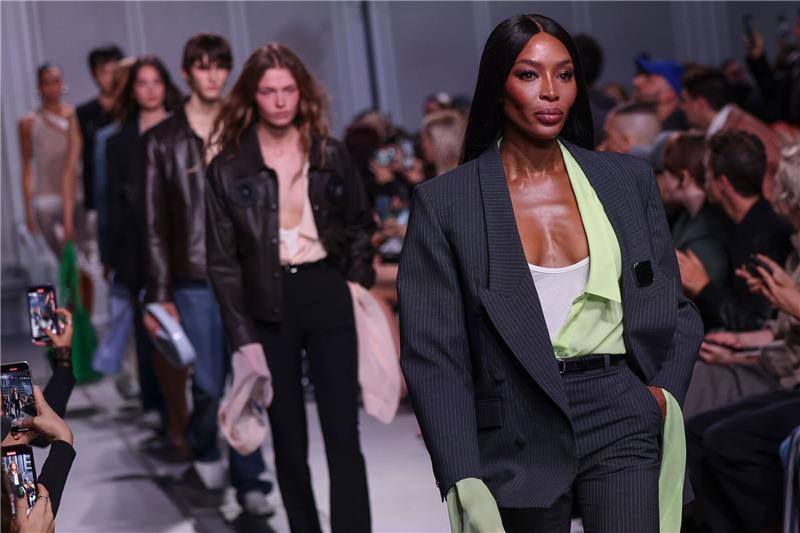 Trends des Jahres: Was 2024 angesagt sein könnte Mehr Freizügigkeit in der Mode: Model Naomi Campbell macht's vor.