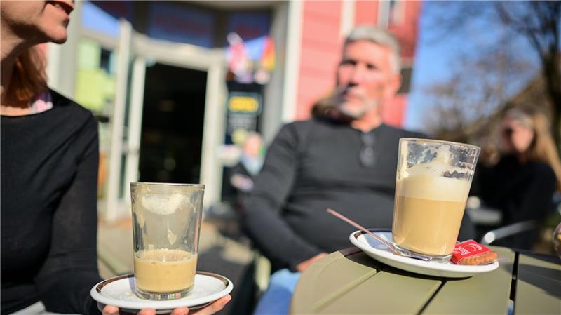Mehr Gespräche, weniger arbeitssame Stille wünschen sich viele Gastronomen in ihren Cafés. 