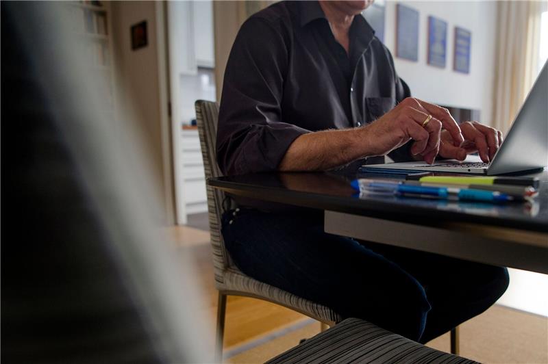 Mehr Möglichkeiten zur Arbeit im Homeoffice könnten aus Sicht von Wirtschaftsminister Robert Habeck helfen, den Fachkräftemangel zu beheben.