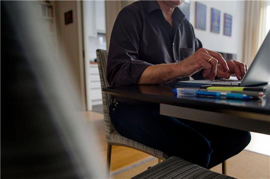 Mehr Möglichkeiten zur Arbeit im Homeoffice könnten aus Sicht von Wirtschaftsminister Robert Habeck helfen, den Fachkräftemangel zu beheben.