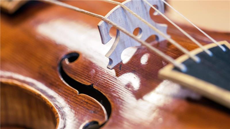 Mehr Platz für Musik: Lufthansa erlaubt ab März Musikinstrumente mit einem Summenmaß von maximal 125 Zentimetern in der Kabine. (Symbolbild)