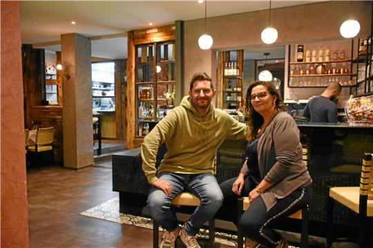 Mehr Platz, natürliche Farben und Materialien, ein warmes Lichtkonzept – die Geschwister Sergio und Alessandra Campisi haben zusammen mit ihren Partnern viel Kraft und Geld in die neue „Casa da Enzo“ investiert, manche Idee umgesetzt und dabei viel Geschmack bewiesen. Fotos: Kempfer