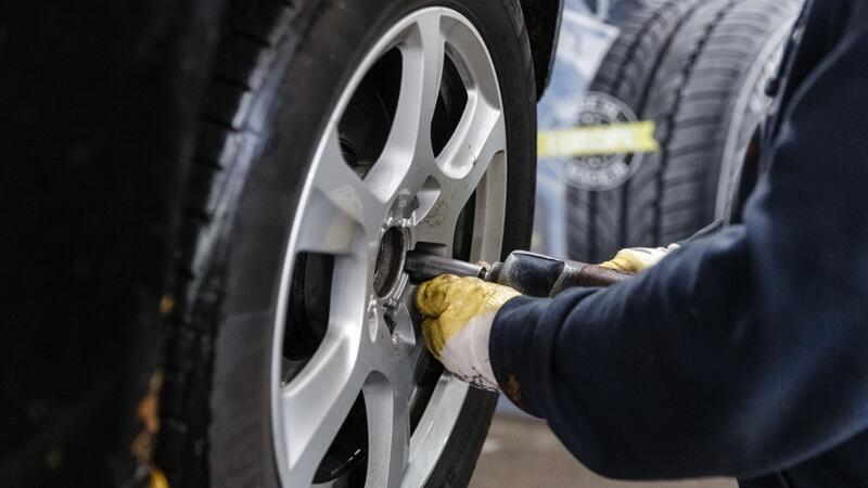 An diesen 10 Symbolen erkennen Sie sichere Reifen Mehr Sicherheit beim Fahren: Wenn der Winter vorbei ist, steht wieder der Reifenwechsel an.