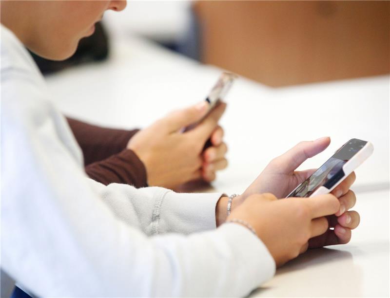 Smartphone: Krankenkasse warnt vor Sprachstörung bei Kindern Mehr Texten als Sprechen? Eine Krankenkasse warnt vor Sprachstörungen bei Kindern.