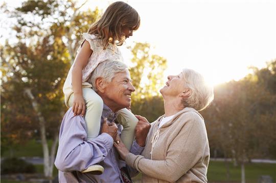 Mehr Zeit für die Enkel: Oma und Opa. Foto: istock
