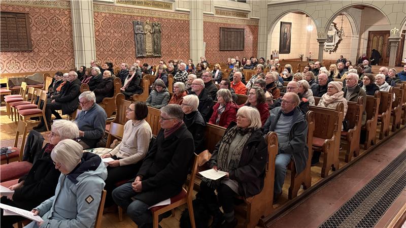 Mehr als 100 Besucher kommen zur Gedenkveranstaltung von „pax christi“.
