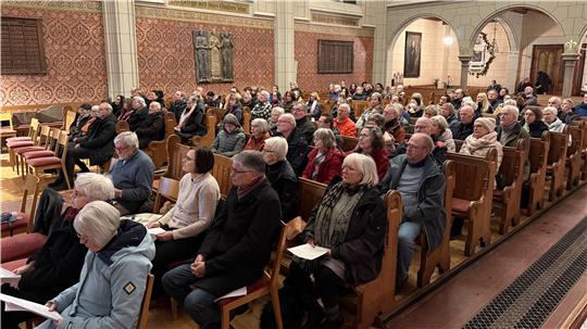 Mehr als 100 Besucher kommen zur Gedenkveranstaltung von „pax christi“.
