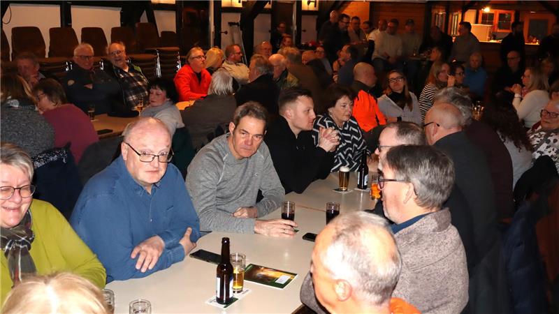 Saal mit viele Zuhörern. 