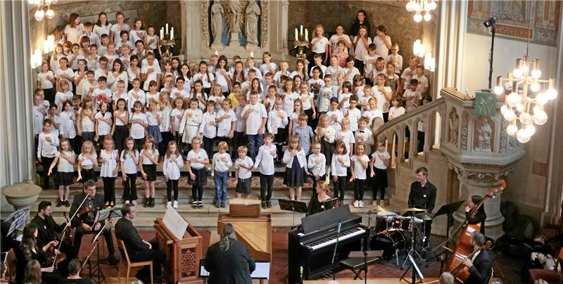 150 Grundschüler singen beim Gemeindefest in Bad Harzburg Mehr als 100 Grundschüler singen Werke von Bach und über ihn. Ihr Konzert ist Teil des Gemeindefestes. Foto: Potthast