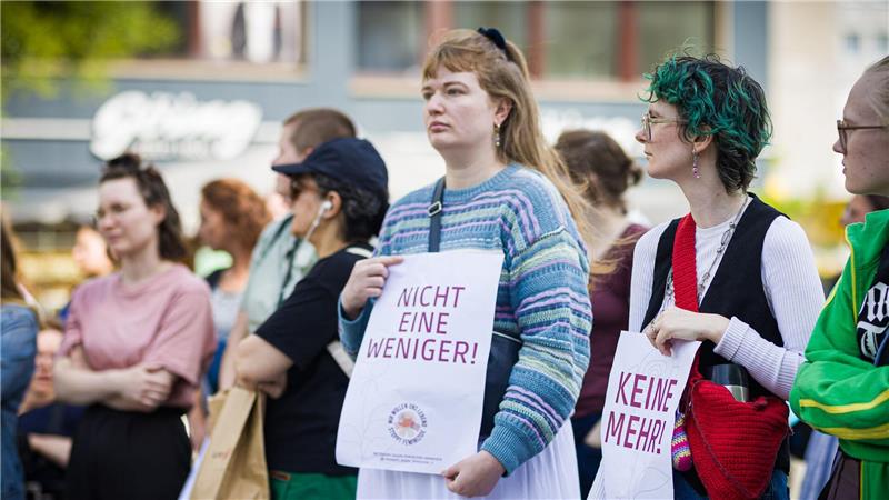 Mehr als 100 Menschen kamen zu der Kundgebung für die getötete 26-Jährige. 