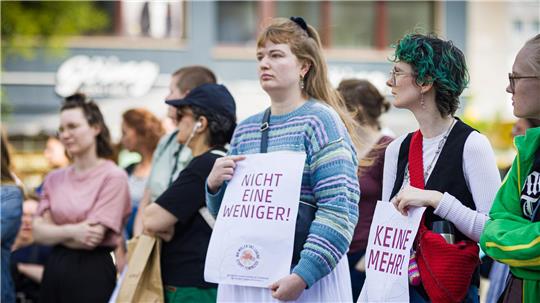 Mehr als 100 Menschen kamen zu der Kundgebung für die getötete 26-Jährige. 