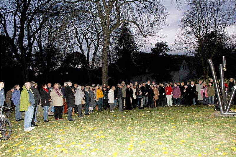 Mehr als 100 Menschen versammeln sich zum Gedenken an die Ereignisse vom 9. und 10. November 1938 im Badepark.  Fotos: Seltmann