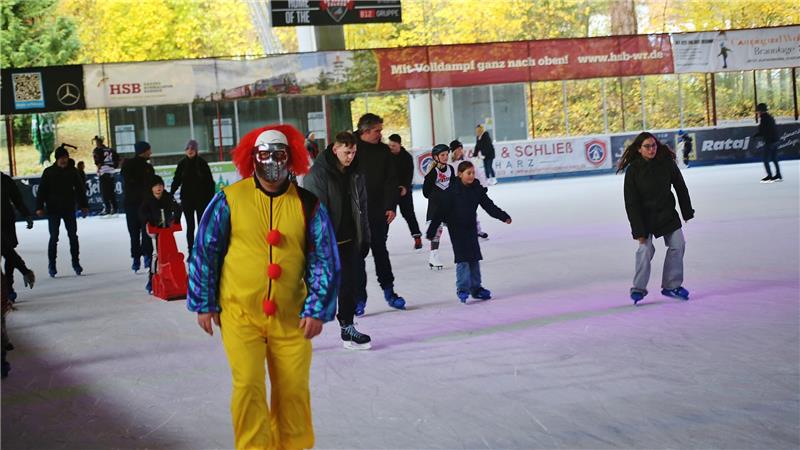 Mehr als 100 Schlittschuhläufer kommen zum Event ins Eisstadion, viele von ihnen horrorhaft verkleidet.