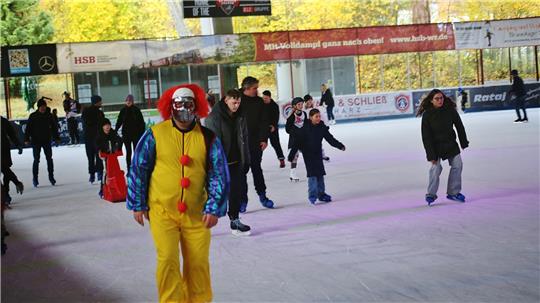 So lief das Halloween-Event im Braunlager Eisstadion Mehr als 100 Schlittschuhläufer kommen zum Event ins Eisstadion, viele von ihnen horrorhaft verkleidet.