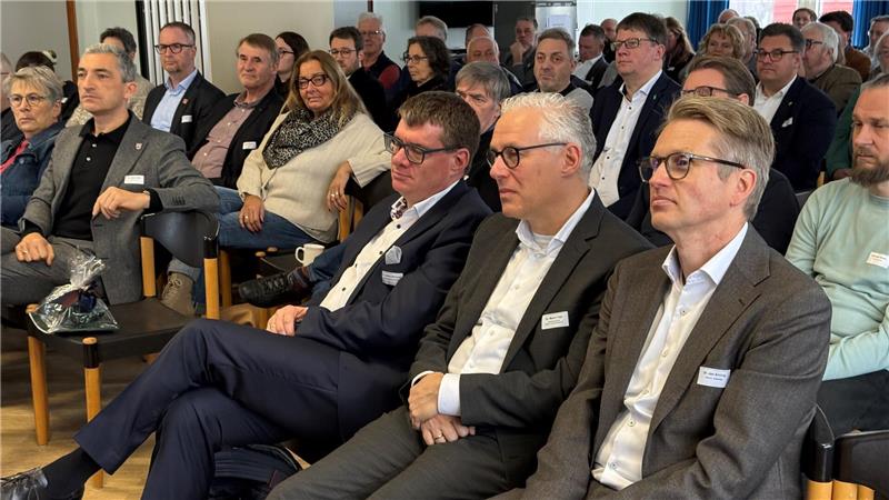 Das Foto zeigt einen vollbesetzten Saal.