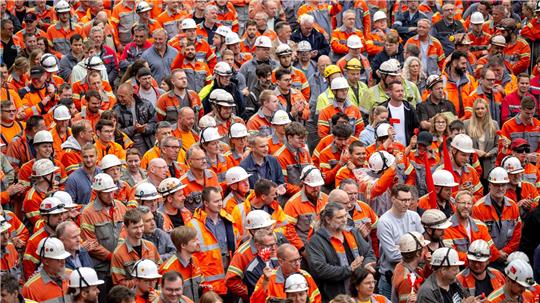 Mehr als 1.000 Beschäftigte des Bremer Stahlwerks demonstrieren. 