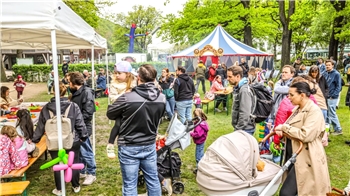 Mehr als als 1000 Gäste besuchen laut Veranstalter über den Tag verteilt den Festplatz im Kurpark.