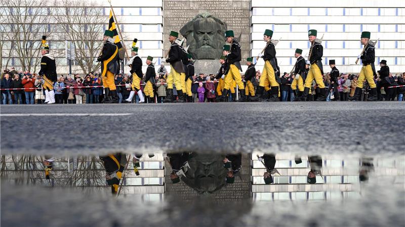 Mehr als 1000 Teilnehmer einer Bergparade ziehen im traditionellen Habit vor dem Karl-Marx-Monument in Chemnitz vorüber. 