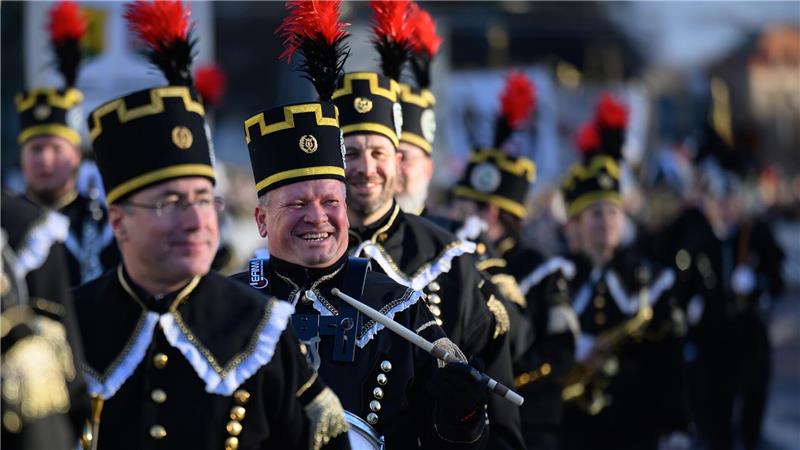 Kulturhauptstadt a. D.: Rave und Bergparade zum Finale Mehr als 1.000 Teilnehmer einer Bergparade ziehen zum Abschluss des Kulturhauptstadtjahres durch Chemnitz.