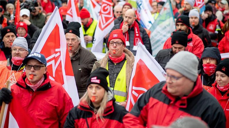 Mehr als 10.000 Beschäftigte beteiligten sich an dem sogenannten Küstenaktionstag in Hamburg, Bremen, Schleswig-Holstein, Mecklenburg-Vorpommern und im Norden Niedersachsens.