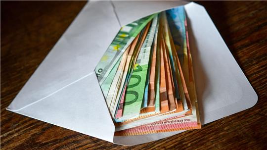 Mehr als 100.000 Euro in bar übergab die Rentnerin den Trickbetrügern. (Symbolbild)