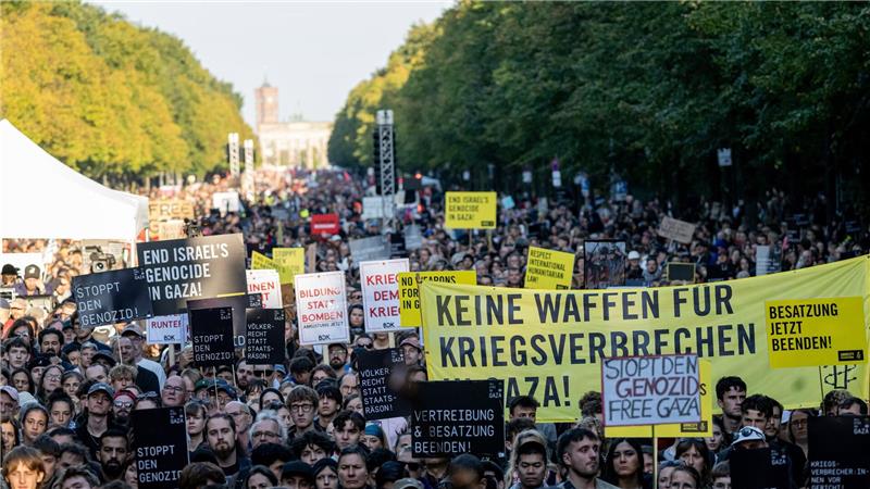 Mehr als 100.000 Menschen haben nach Schätzung der Veranstalter am Gaza-Protest teilgenommen. Die Polizei nannte etwas niedrigere Zahlen.